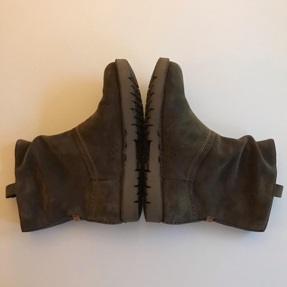 Like New Clarks Unstructured Suede Leather Boots - Picture 6 of 11